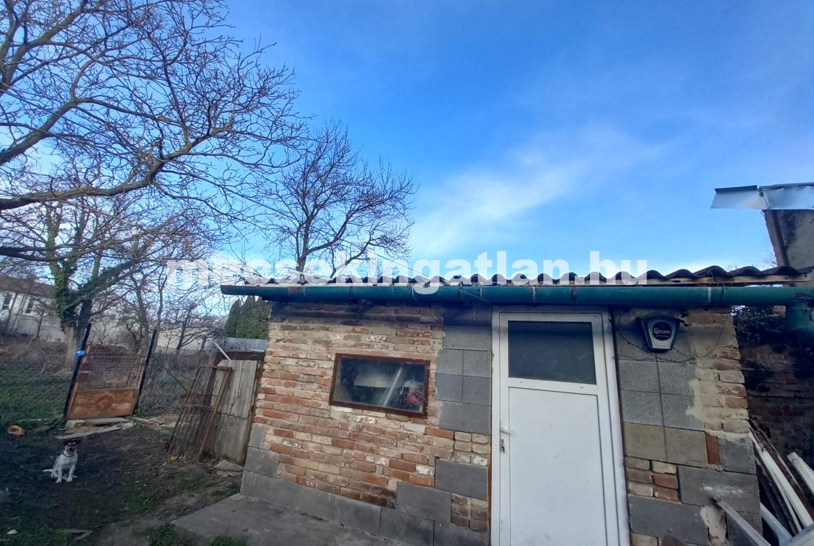 Pécsett a Mohácsi úton újonnan szigetelt családi ház eladó!