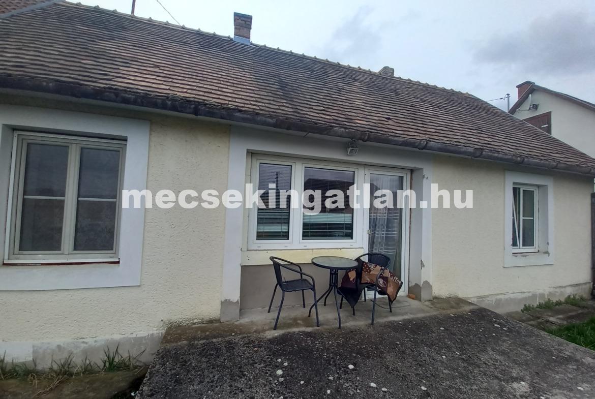 Pécsett a Csákány utcában ikerház rész zöldövezetben eladó!