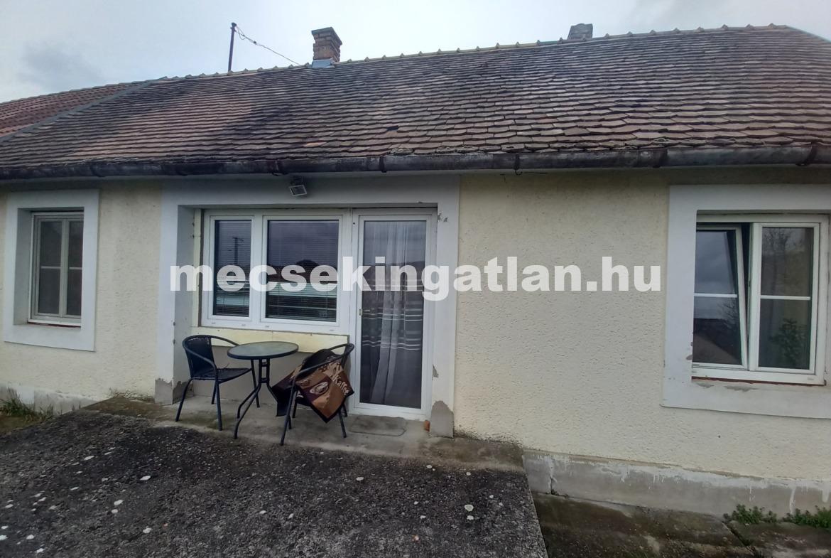 Pécsett a Csákány utcában ikerház rész zöldövezetben eladó!