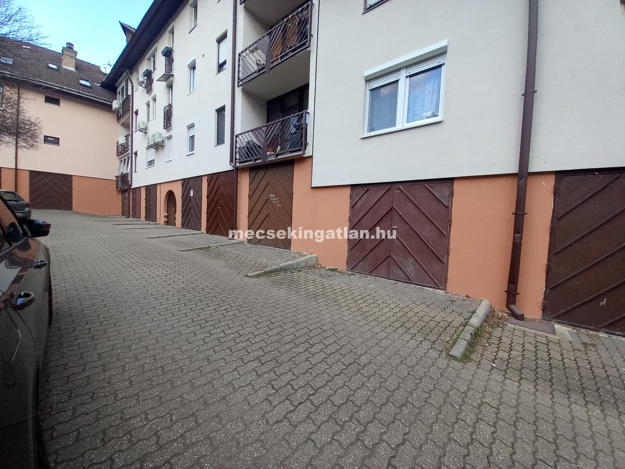 Pécs belvárosában önálló zárt garázs eladó!