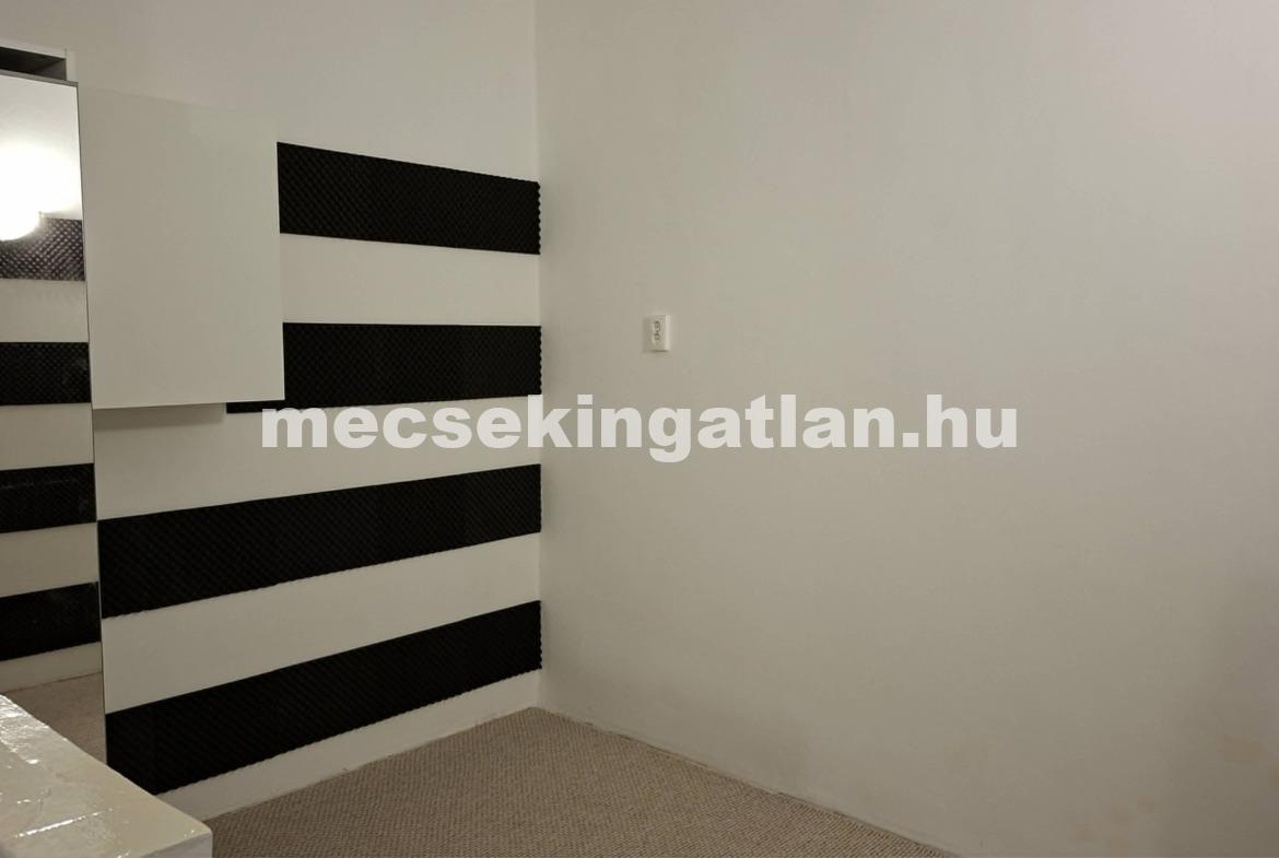 Pécs, Belvárosban eladó garzonlakás