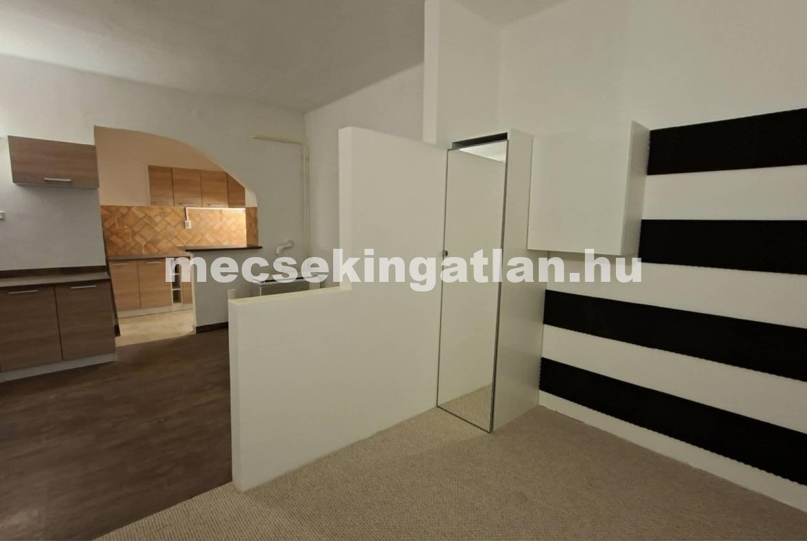 Pécs, Belvárosban eladó garzonlakás