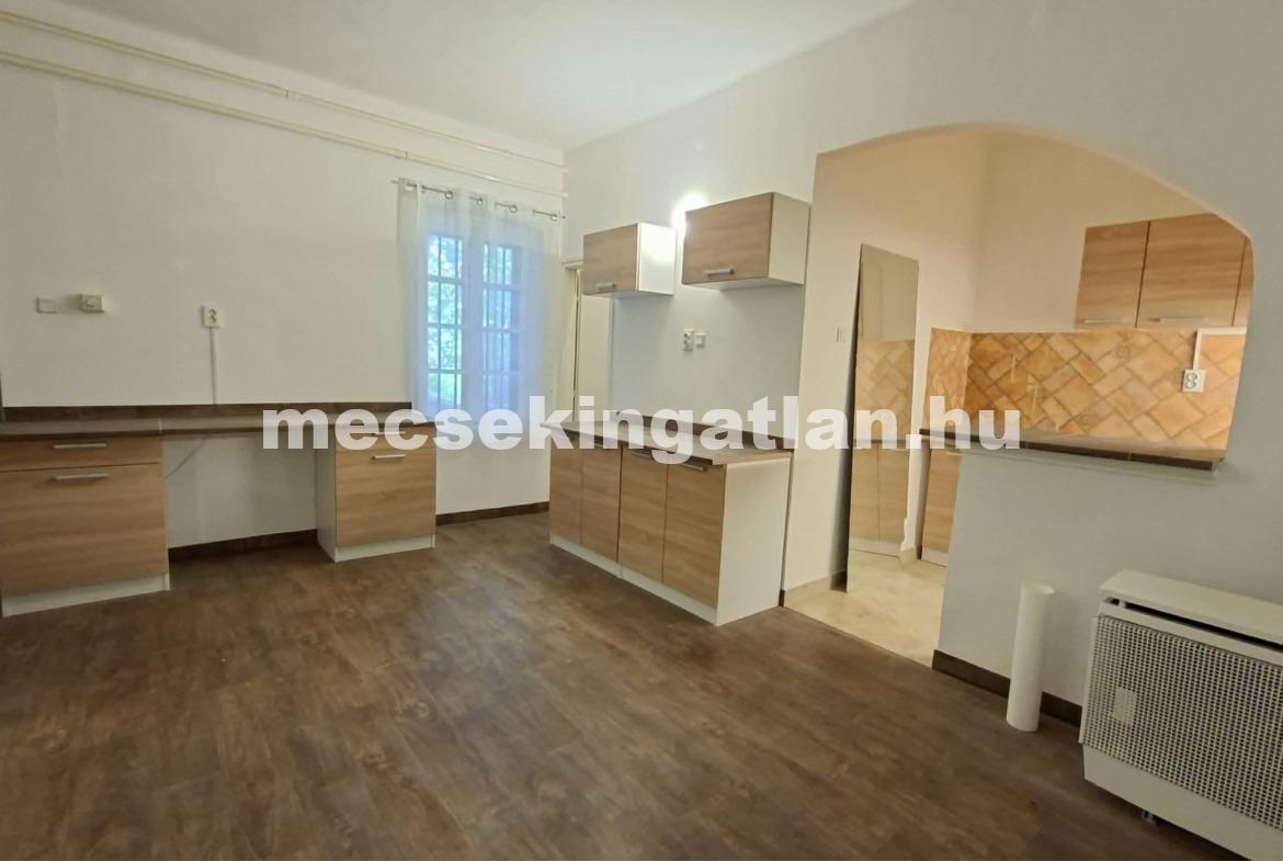 Pécs, Belvárosban eladó garzonlakás