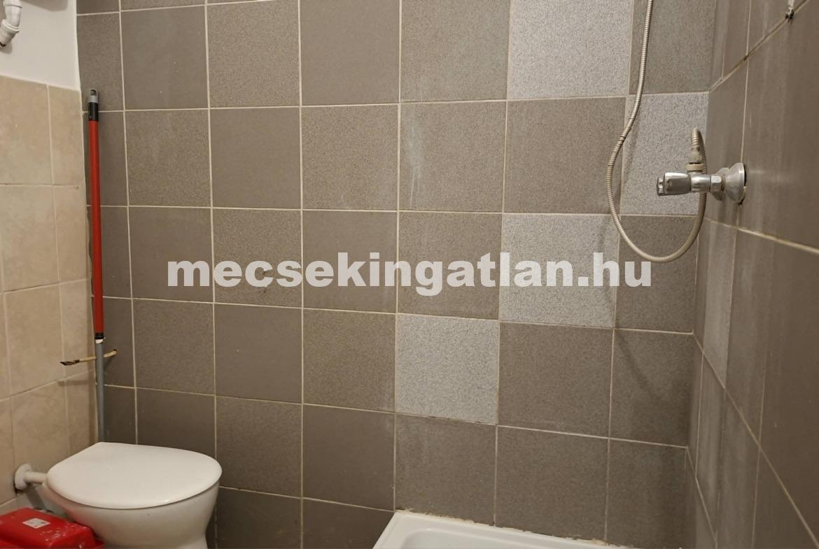Pécs, Belvárosban eladó garzonlakás