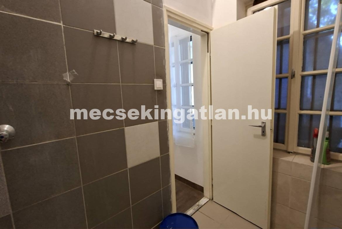 Pécs, Belvárosban eladó garzonlakás