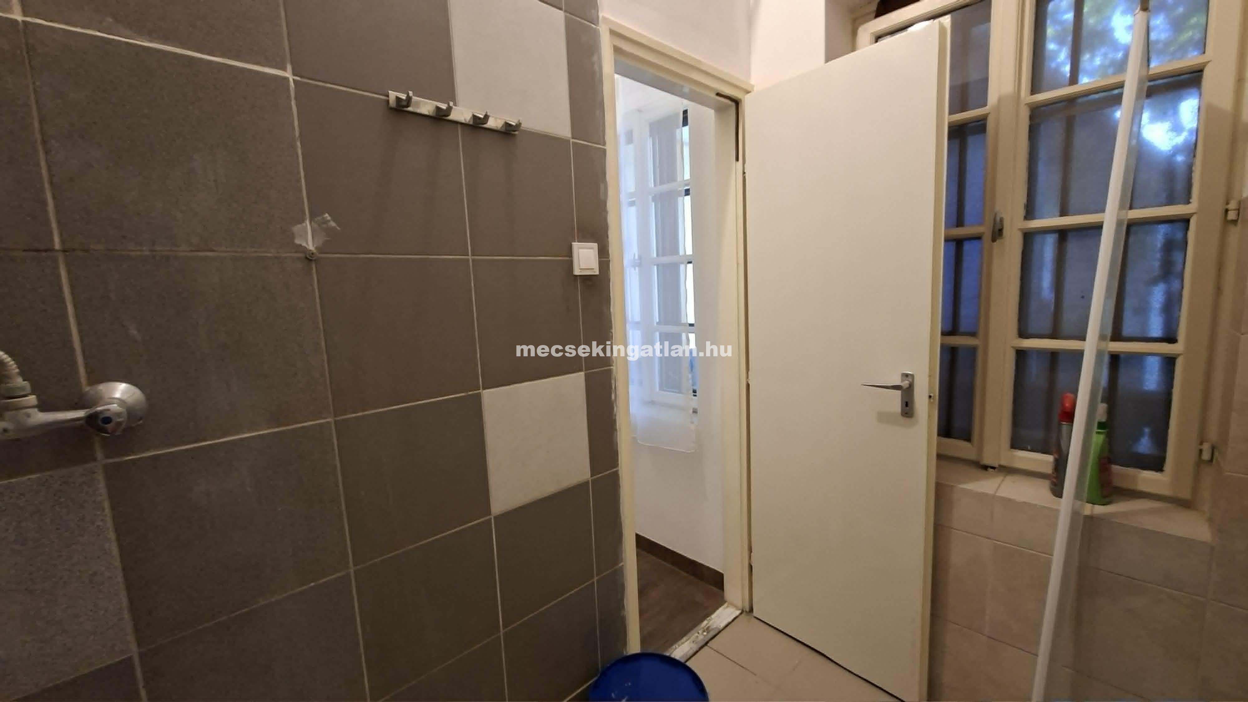 Pécs, Belvárosban eladó garzonlakás