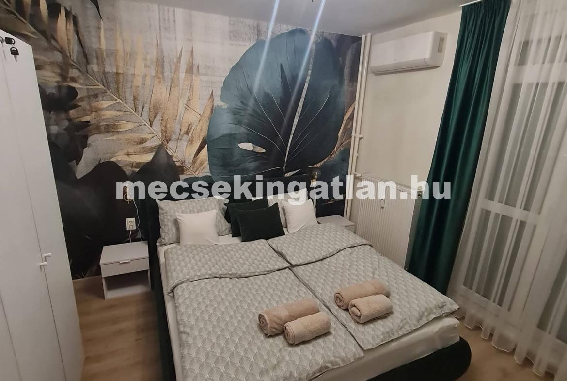 Pécsett a Nagy Lajos király útján Kiadó igényes második emeleti erkélyes panellakás