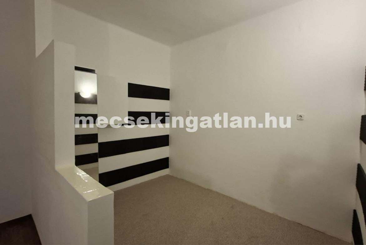 Pécs, Belvárosban eladó garzonlakás