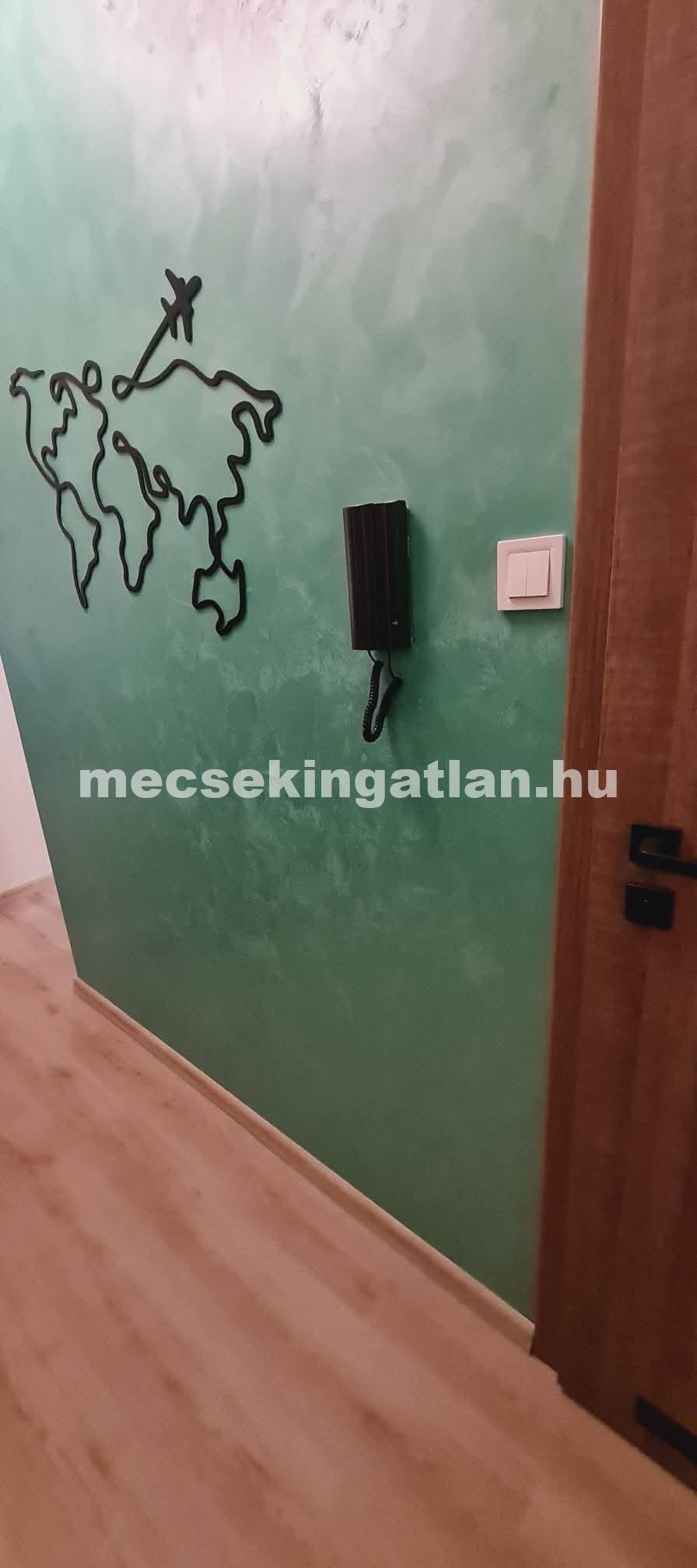 Pécsett a Nagy Lajos király útján Kiadó igényes második emeleti erkélyes panellakás