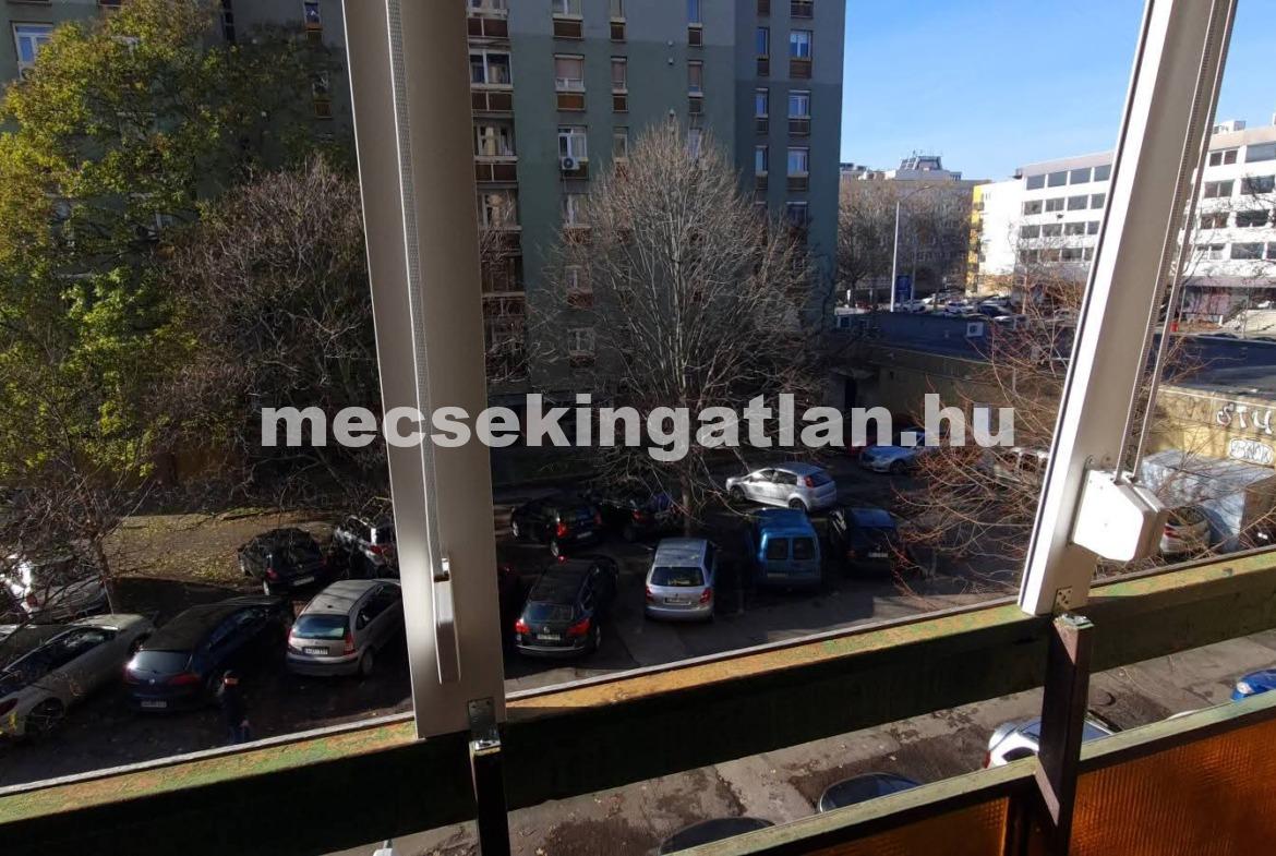 Pécsett a Nagy Lajos király útján Kiadó igényes második emeleti erkélyes panellakás