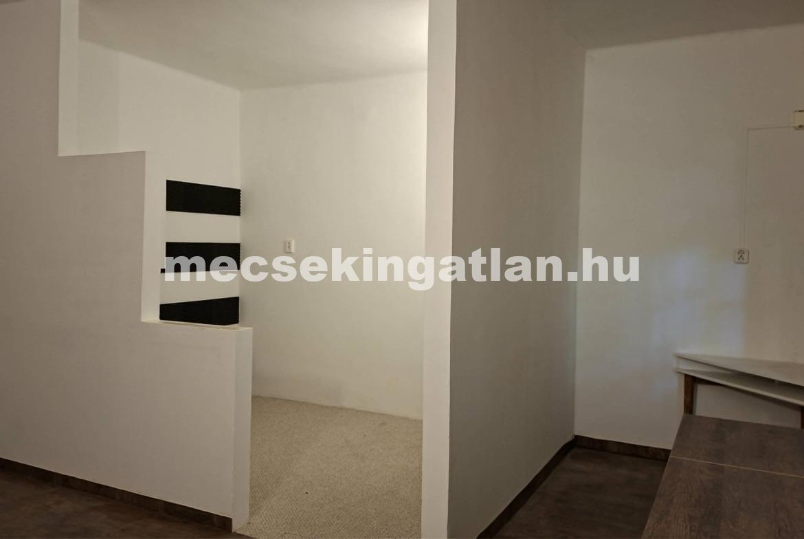 Pécs, Belvárosban eladó garzonlakás