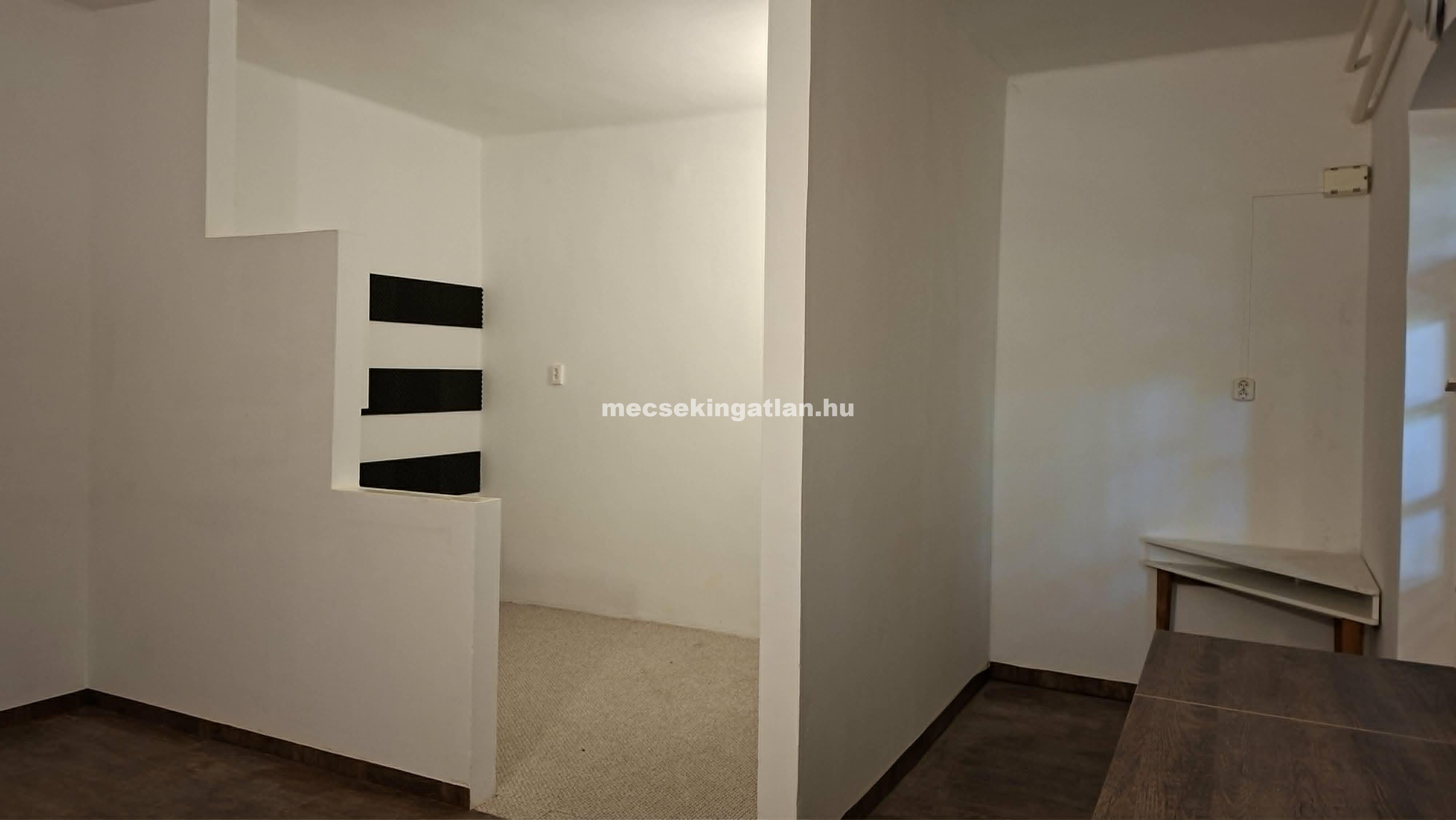 Pécs, Belvárosban eladó garzonlakás