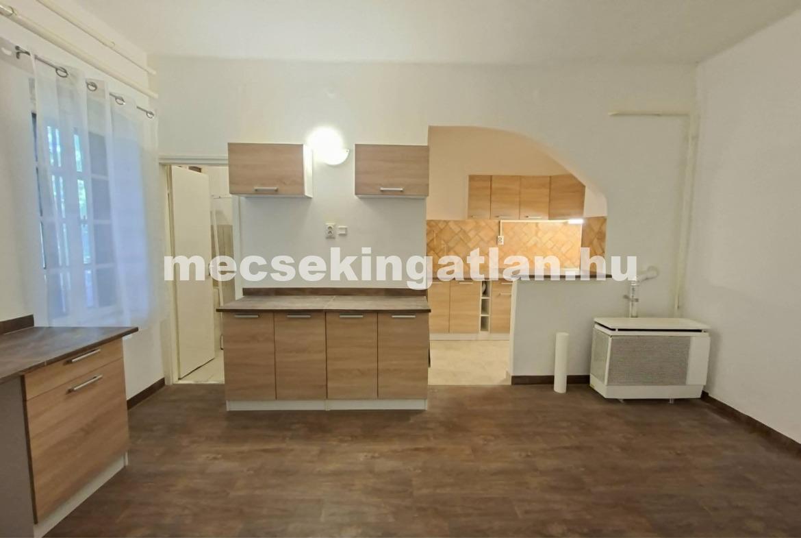 Pécs, Belvárosban eladó garzonlakás