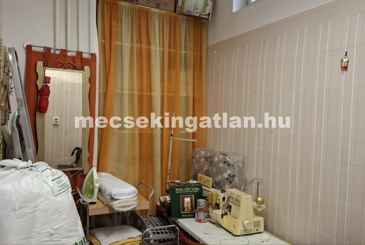 Pécs, belvárosban a Rákóczi úton kiadó utcafronti üzlethelyiség