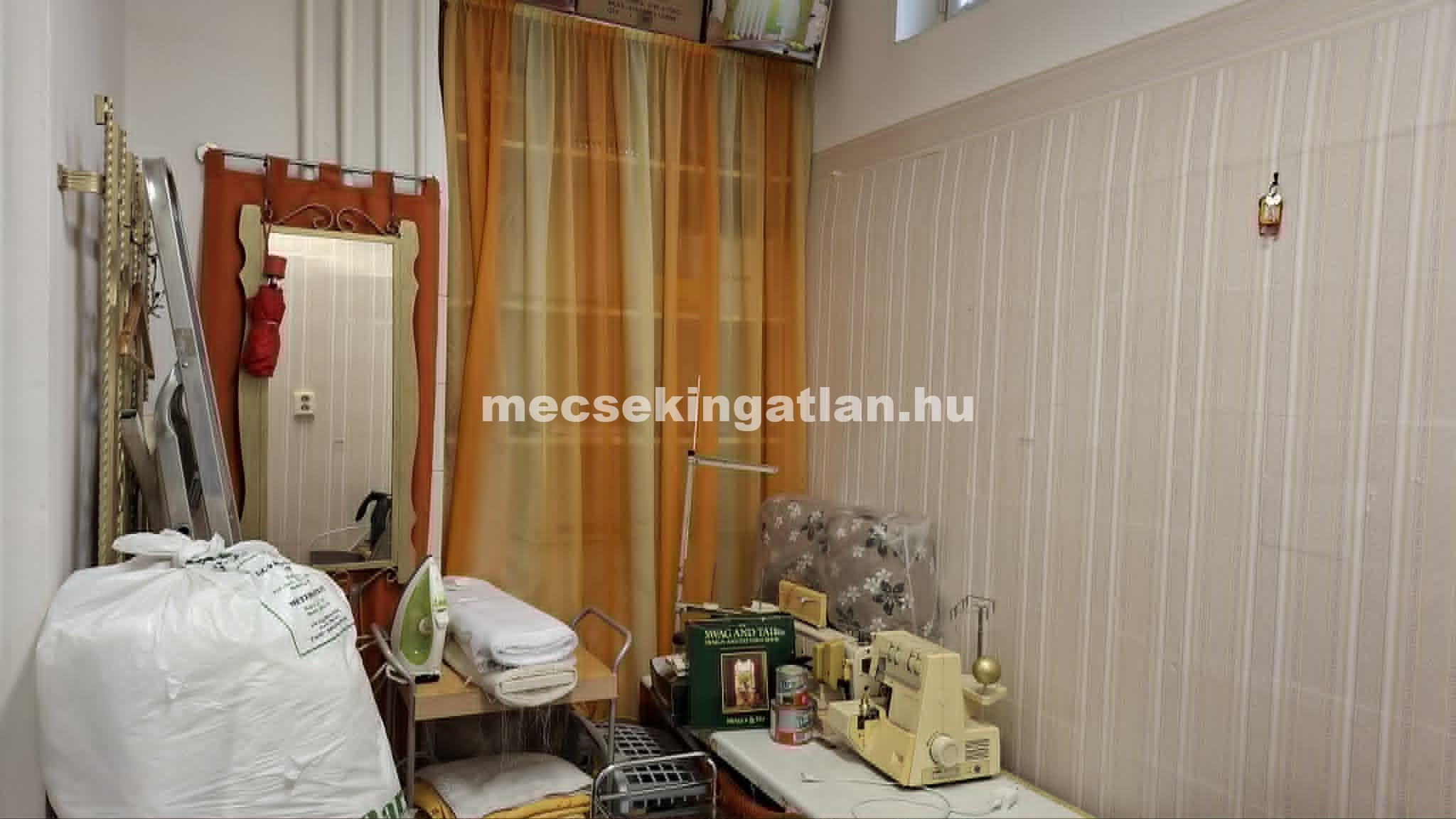 Pécs, belvárosban a Rákóczi úton kiadó utcafronti üzlethelyiség