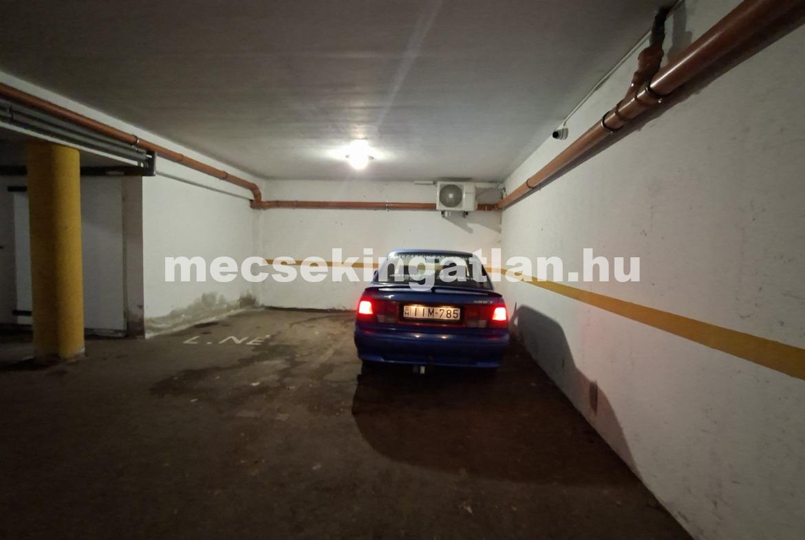 Pécs, Kórház térnél teremgarázs kiadó