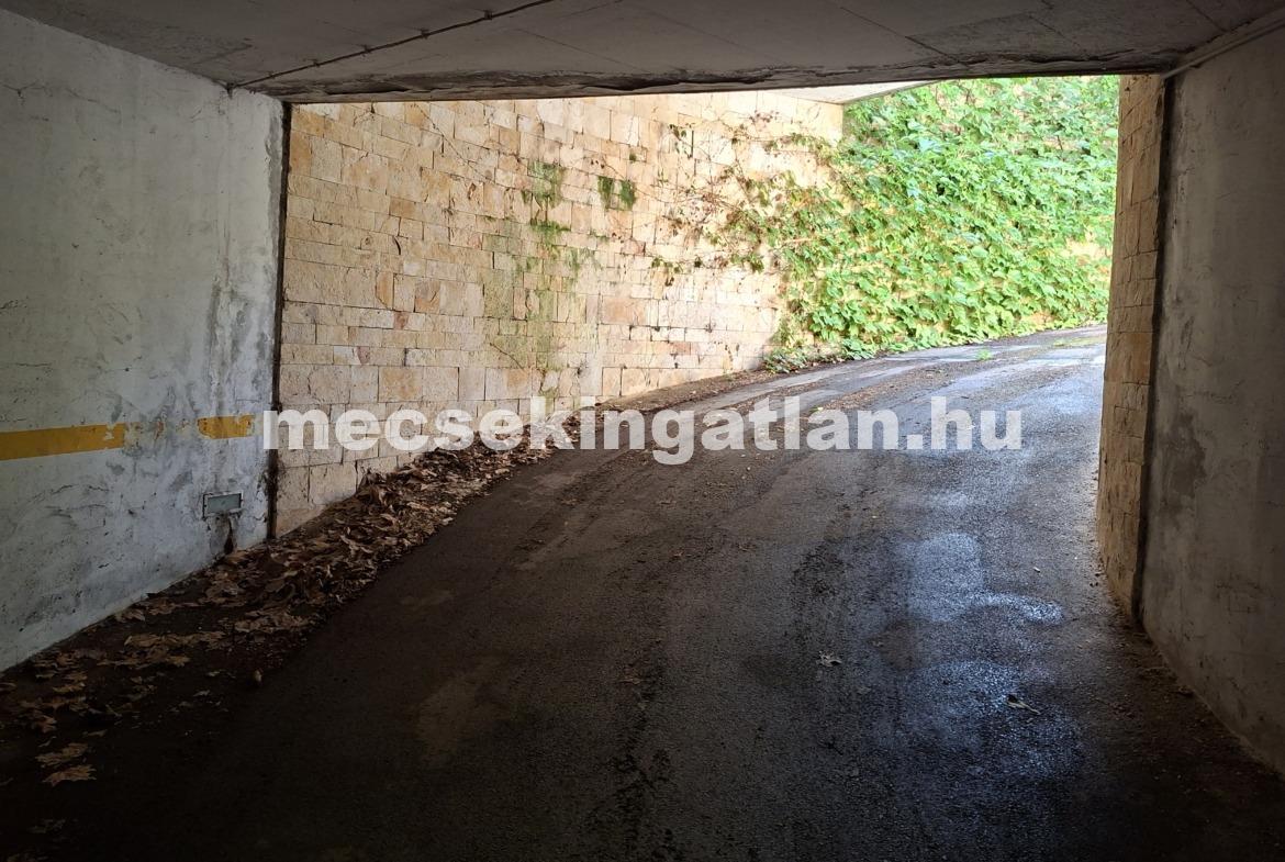 Pécs, Kórház térnél teremgarázs kiadó