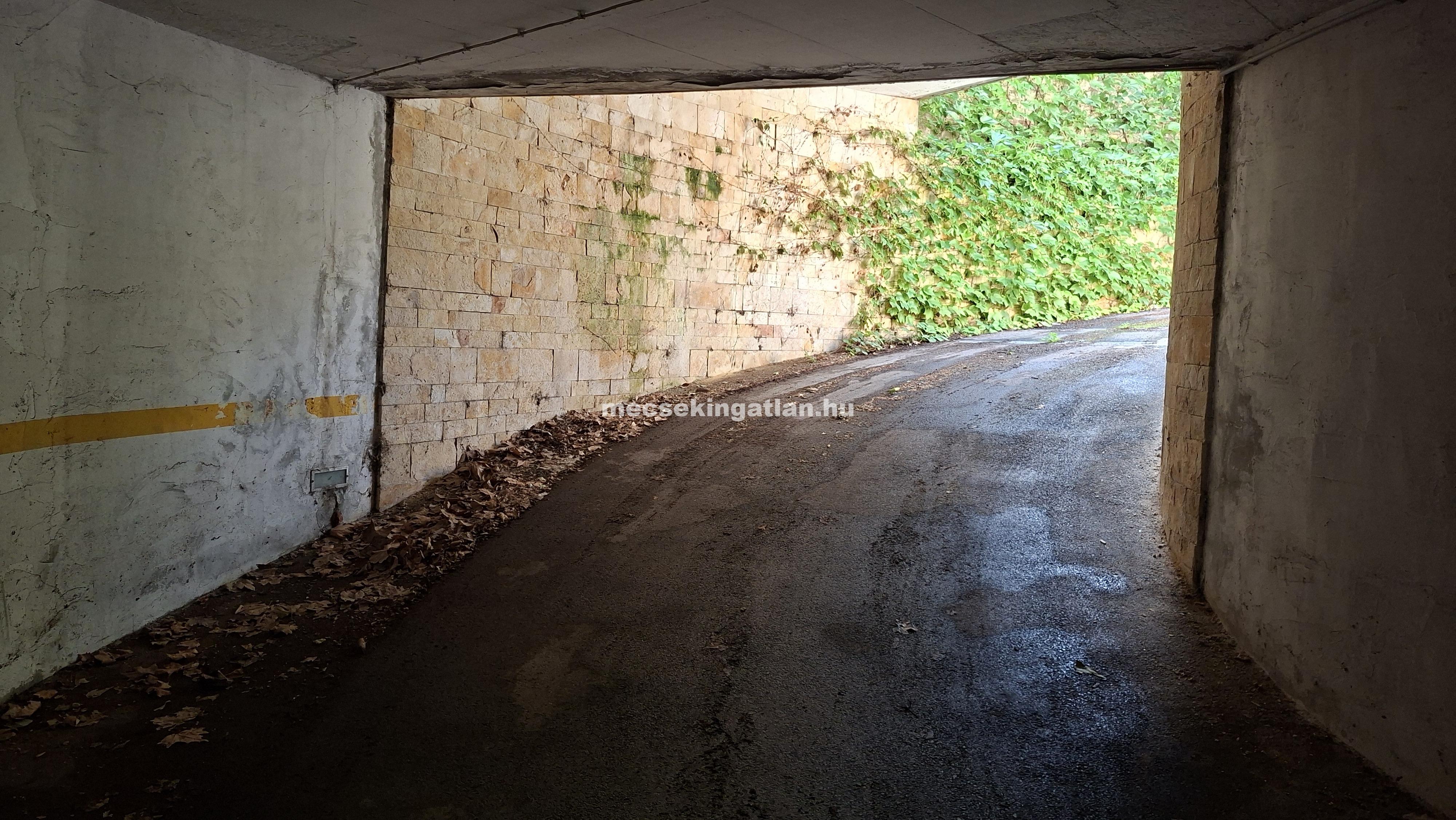 Pécs, Kórház térnél teremgarázs kiadó
