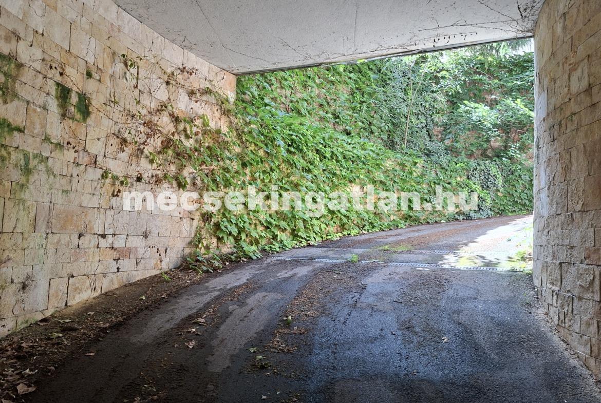 Pécs, Kórház térnél teremgarázs kiadó