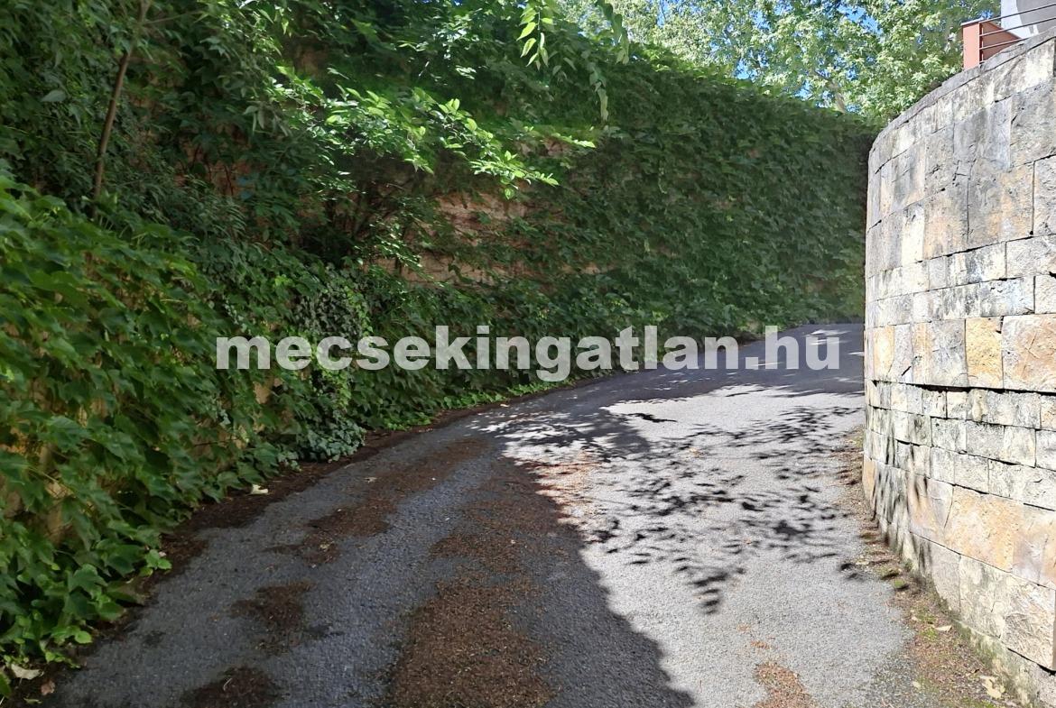 Pécs, Kórház térnél teremgarázs kiadó