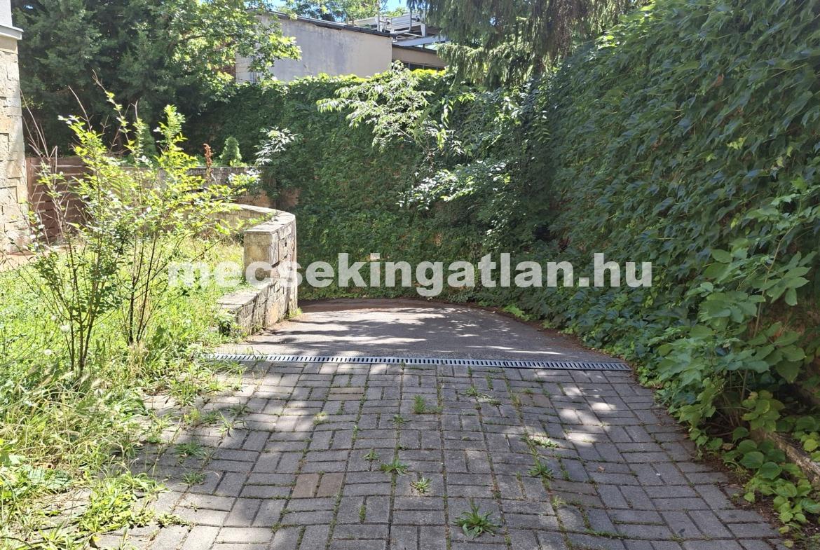 Pécs, Kórház térnél teremgarázs kiadó