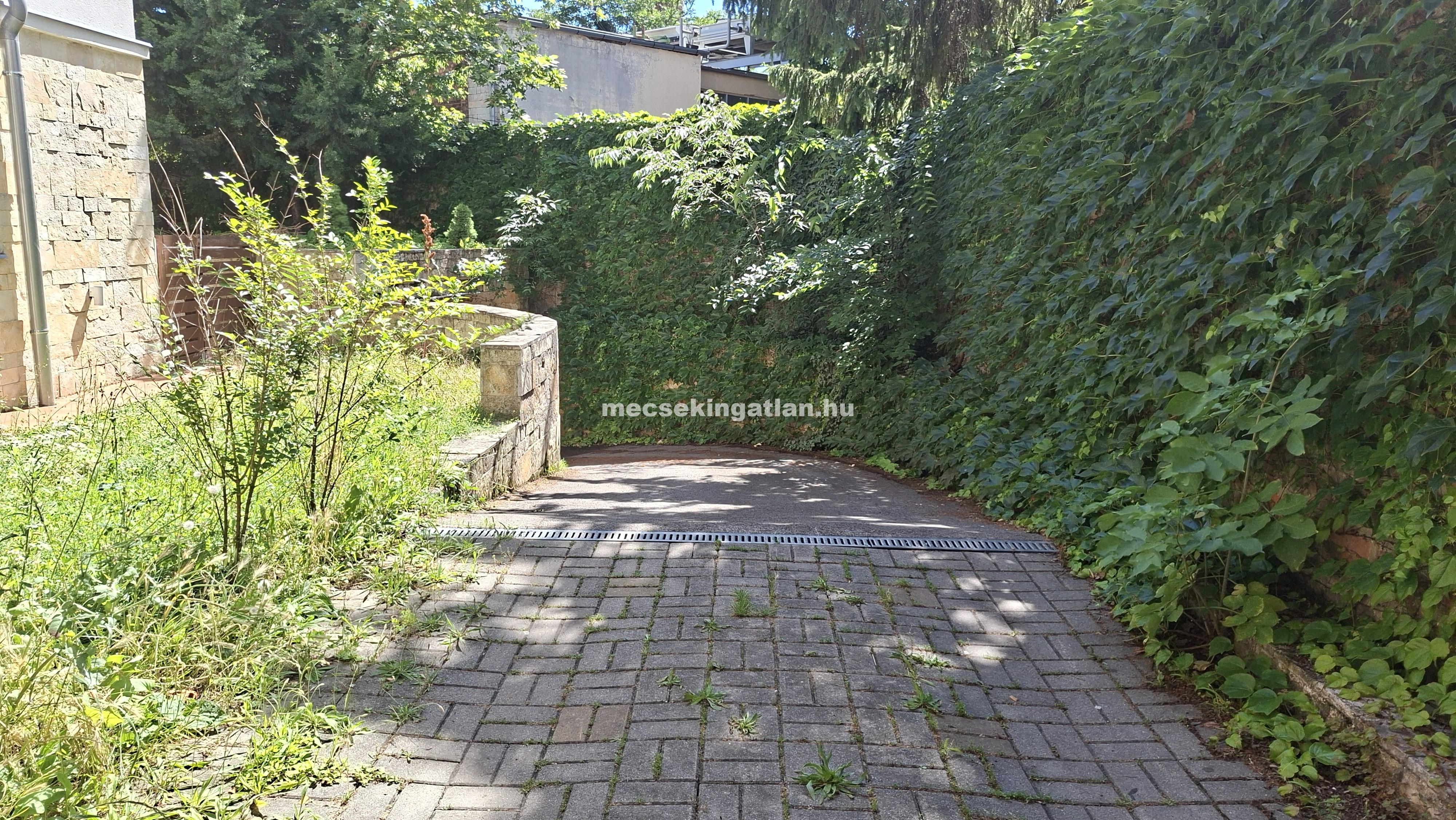 Pécs, Kórház térnél teremgarázs kiadó