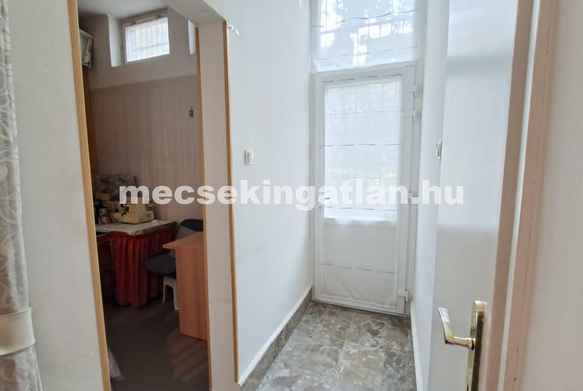 Pécs, belvárosban a Rákóczi úton kiadó utcafronti üzlethelyiség