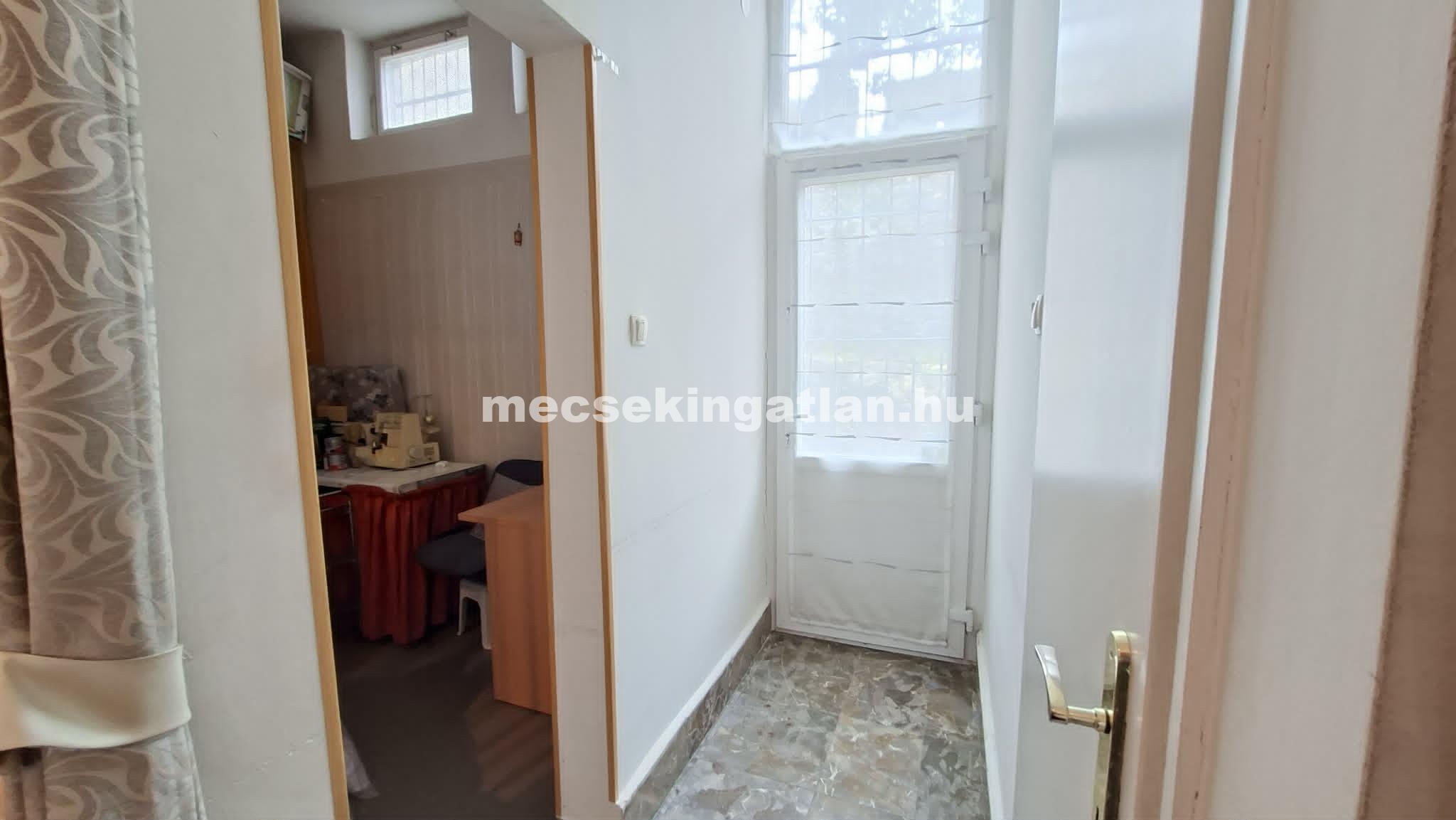 Pécs, belvárosban a Rákóczi úton kiadó utcafronti üzlethelyiség