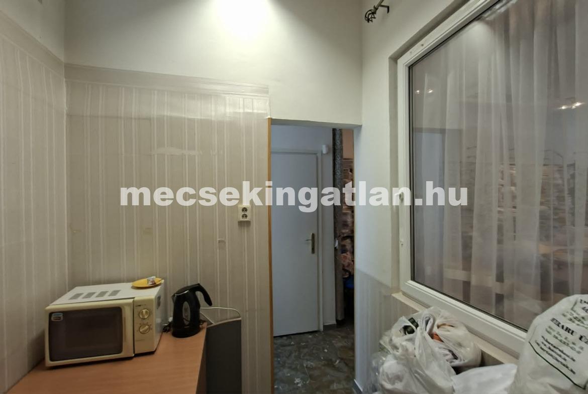 Pécs, belvárosban a Rákóczi úton kiadó utcafronti üzlethelyiség