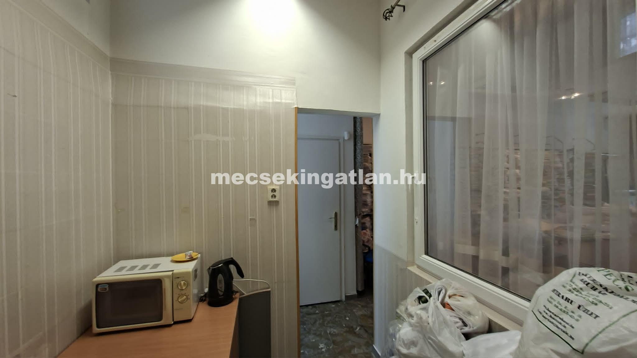 Pécs, belvárosban a Rákóczi úton kiadó utcafronti üzlethelyiség