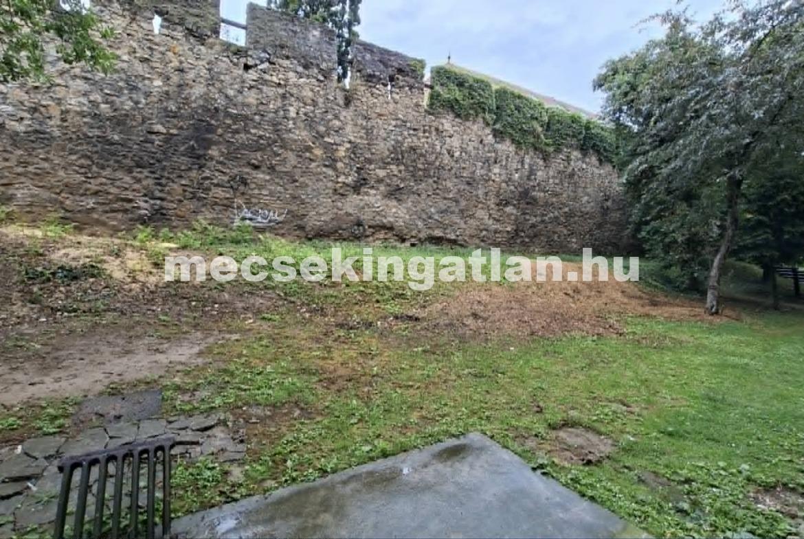 Pécs, belvárosban a Rákóczi úton kiadó utcafronti üzlethelyiség