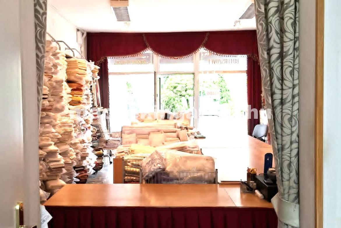 Pécs, belvárosban a Rákóczi úton kiadó utcafronti üzlethelyiség