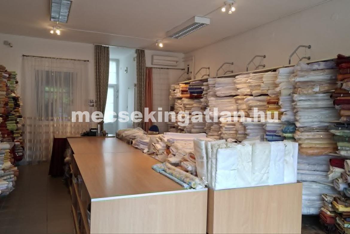 Pécs, belvárosban a Rákóczi úton kiadó utcafronti üzlethelyiség