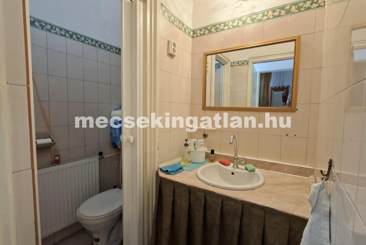 Pécs, belvárosban a Rákóczi úton kiadó utcafronti üzlethelyiség
