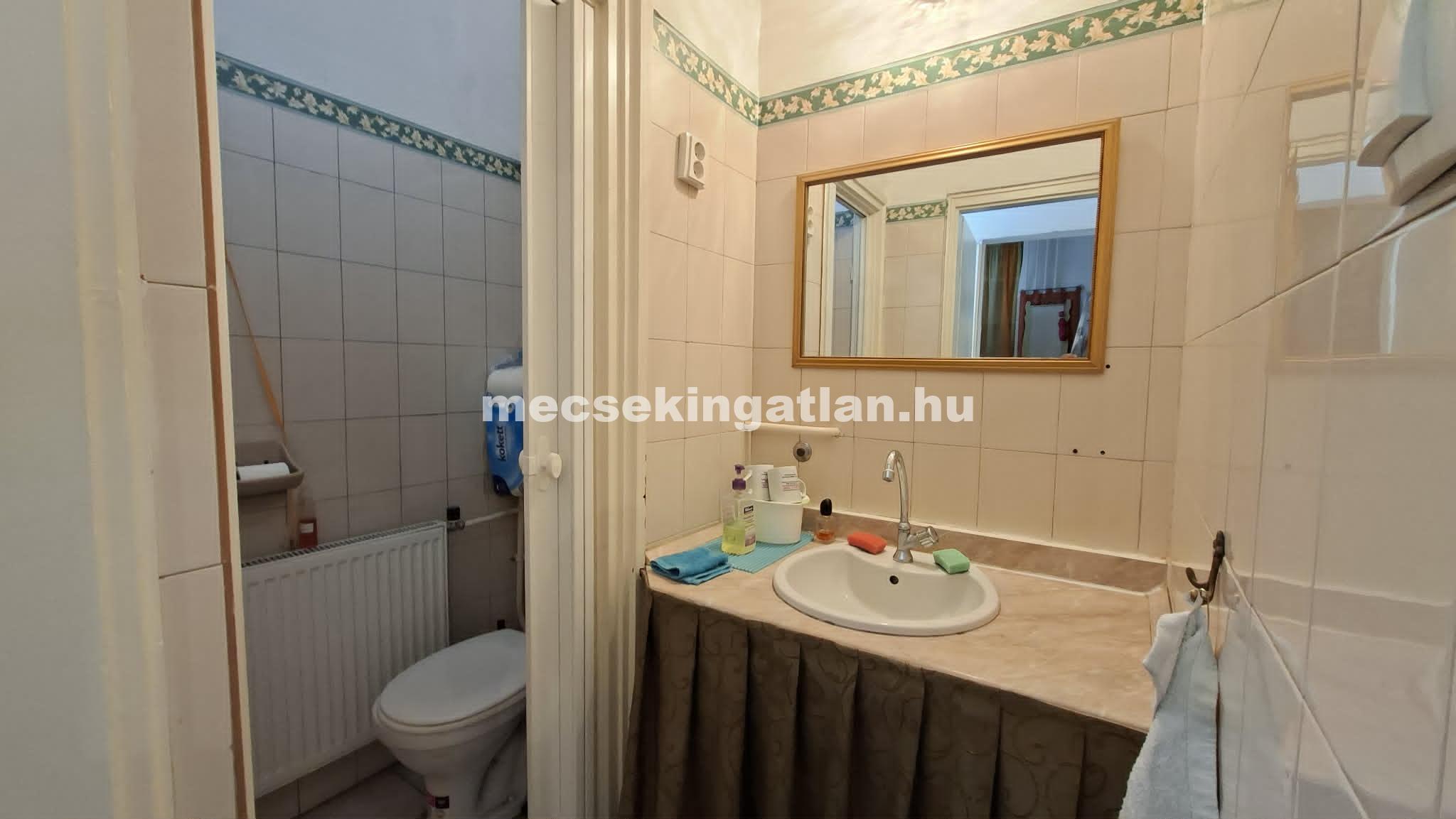 Pécs, belvárosban a Rákóczi úton kiadó utcafronti üzlethelyiség