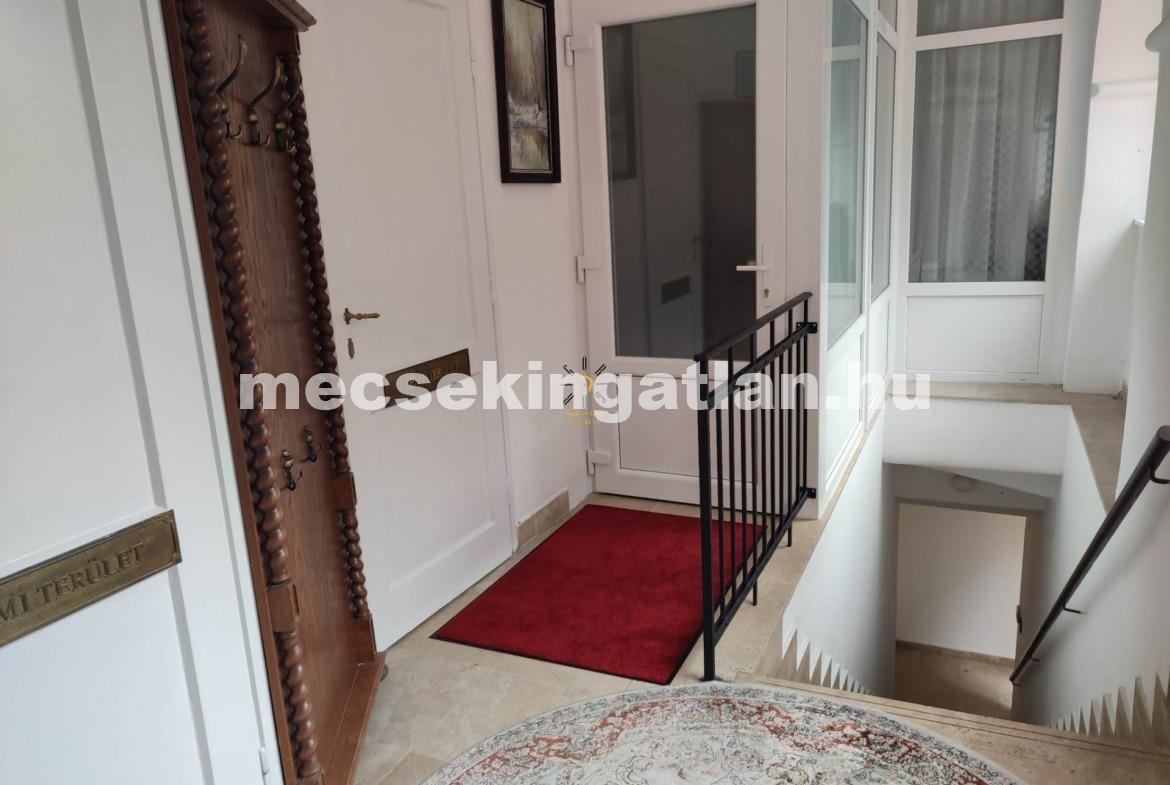 Pécs, Király utcában kiadó első emeleti fix rezsivel lakás