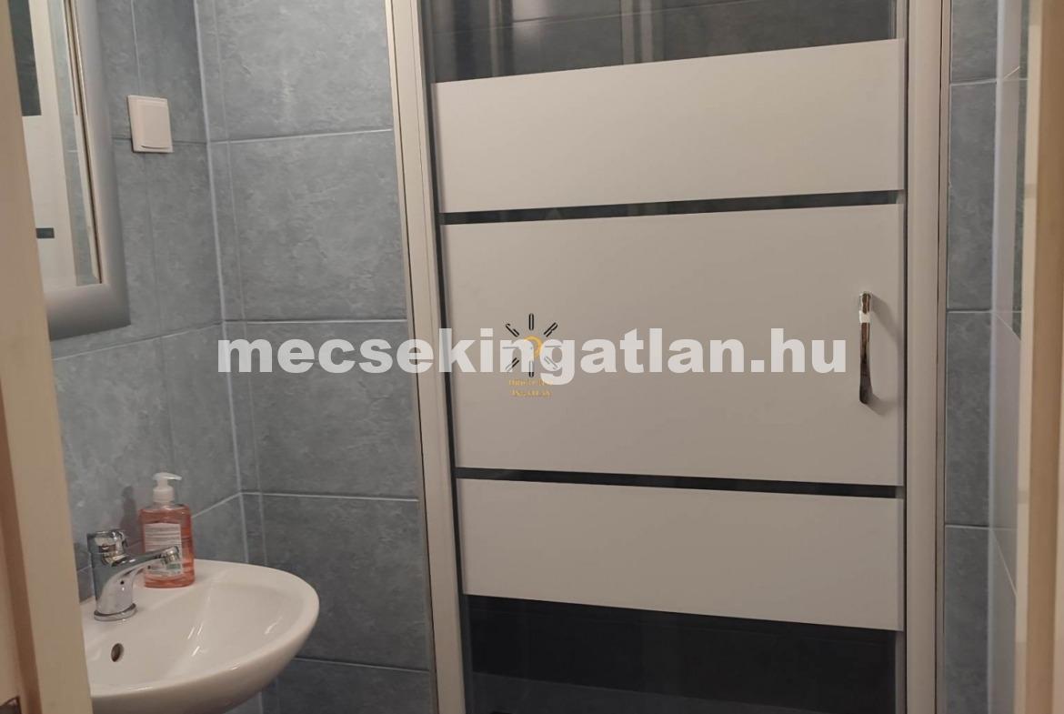 Pécs, Király utcában kiadó első emeleti fix rezsivel lakás