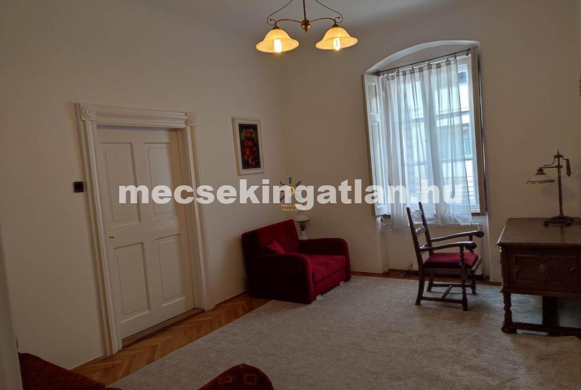 Pécs, Király utcában kiadó első emeleti fix rezsivel lakás