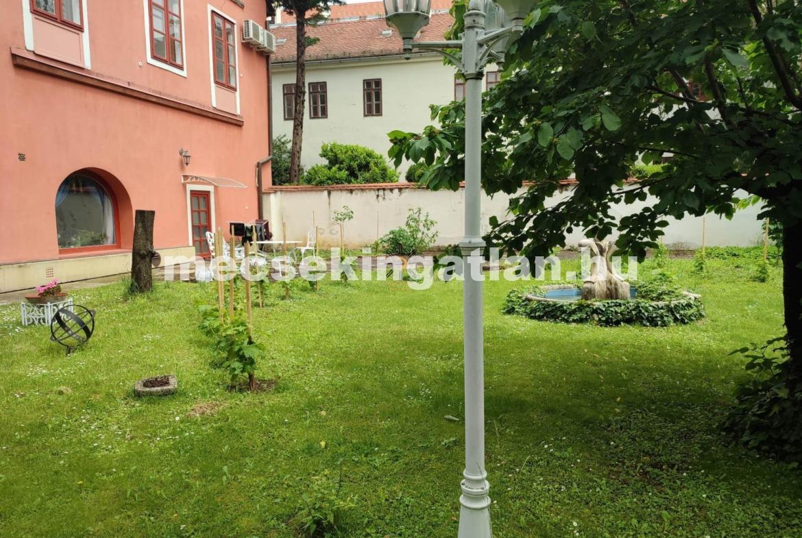 Pécs, Király utcában kiadó első emeleti fix rezsivel lakás