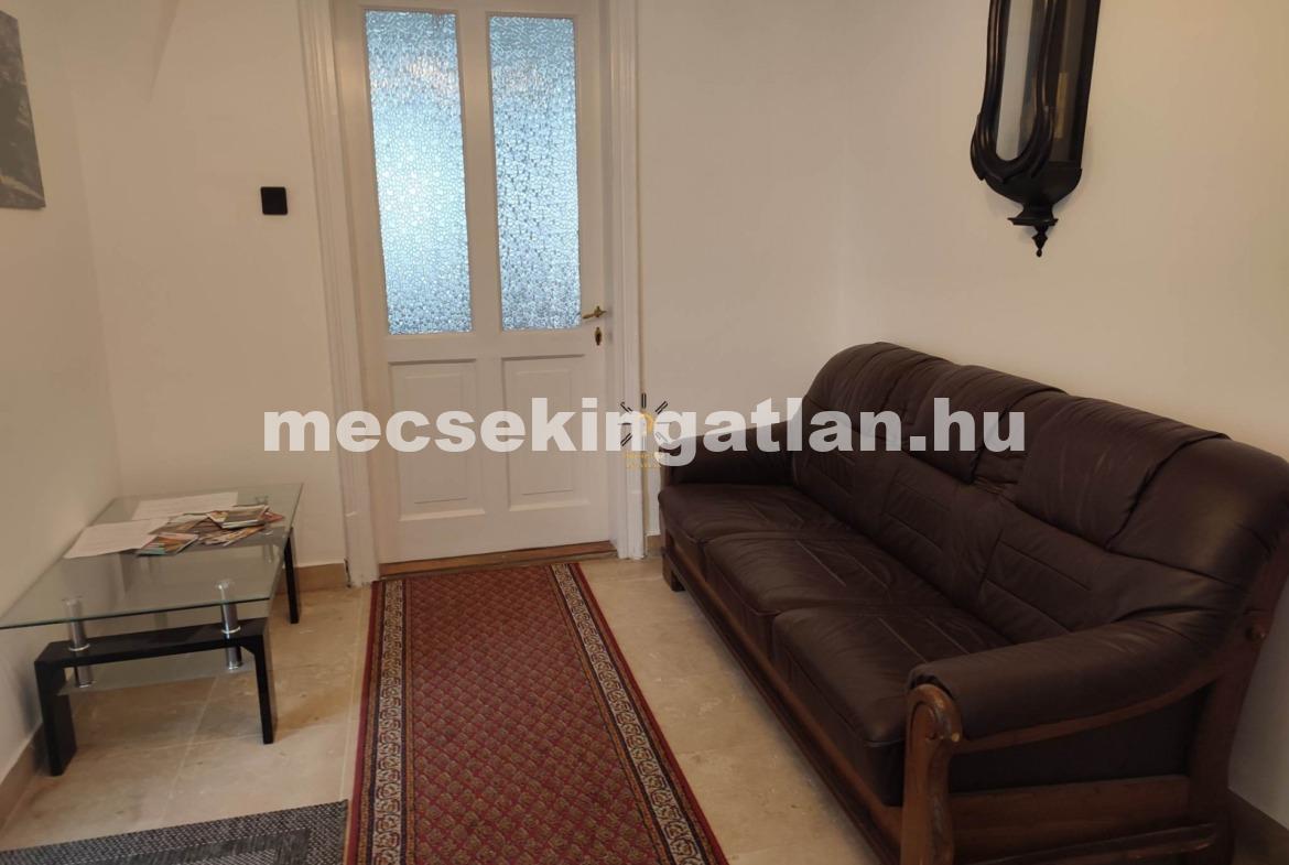 Pécs, Király utcában kiadó első emeleti fix rezsivel lakás