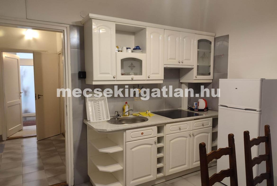 Pécs, Király utcában kiadó első emeleti fix rezsivel lakás