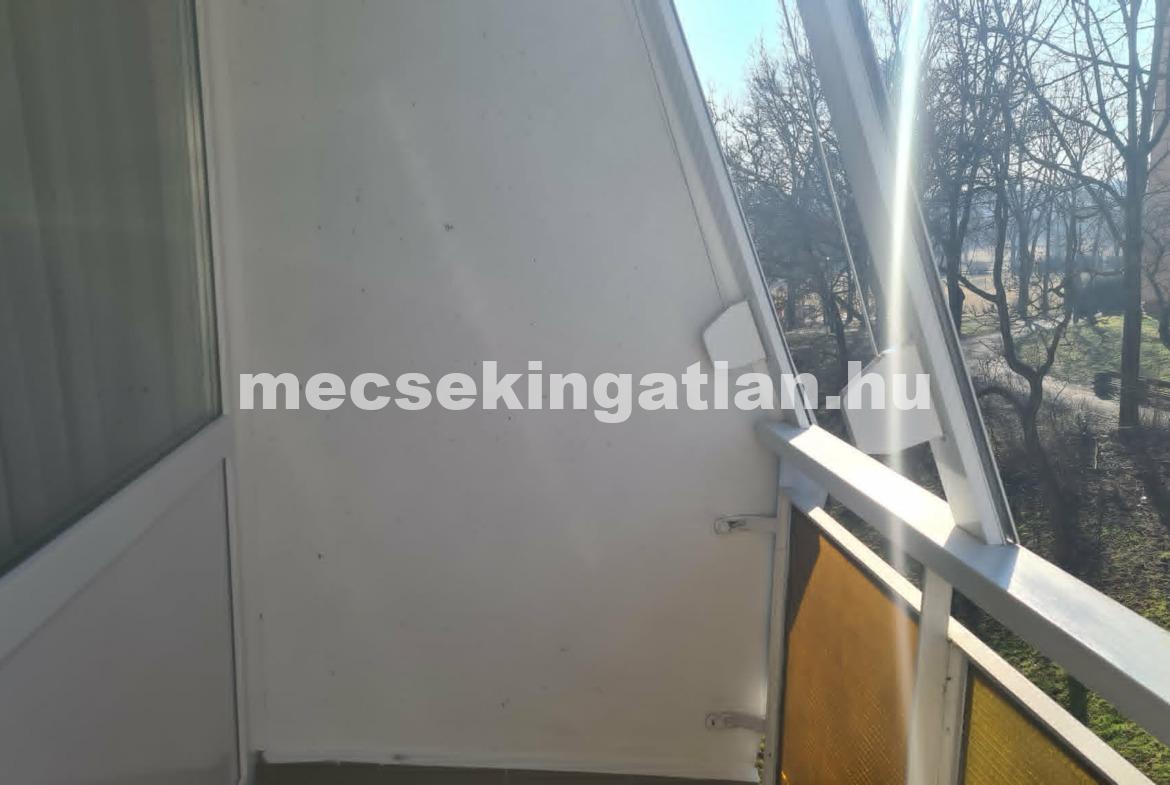 Pécsett Kertvárosban a Csikor Kálmán utcában kiadó 2.em-i két és fél szobás lakás