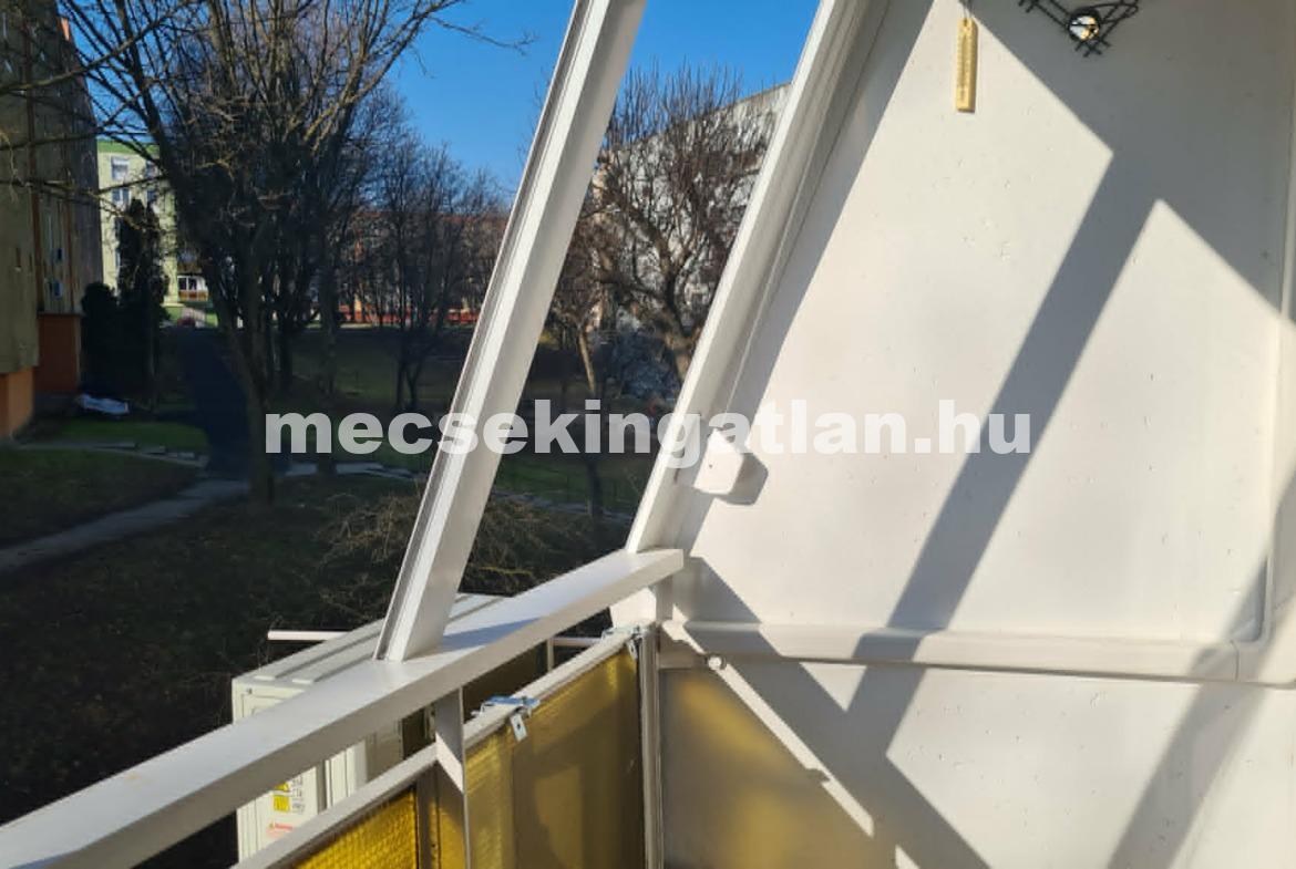 Pécsett Kertvárosban a Csikor Kálmán utcában kiadó 2.em-i két és fél szobás lakás