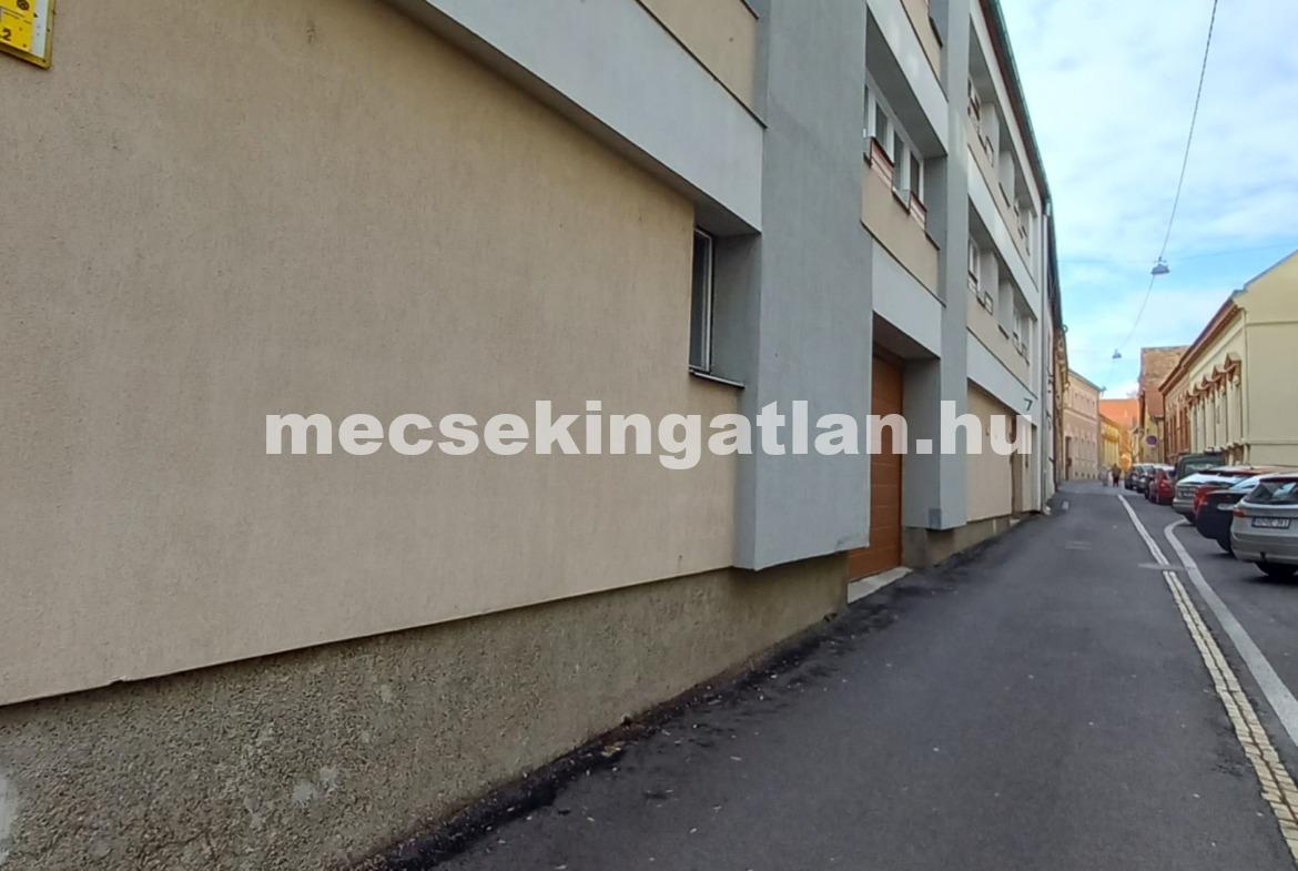 Pécsett a József utcában 3 különálló szobás, nappalis téglalakás kiadó!