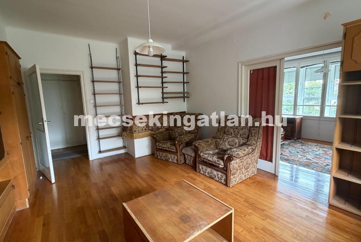 Pécs kiadó 2.emeleti bútorozott lakás Uránvárosban Esztergár Lajos utcában