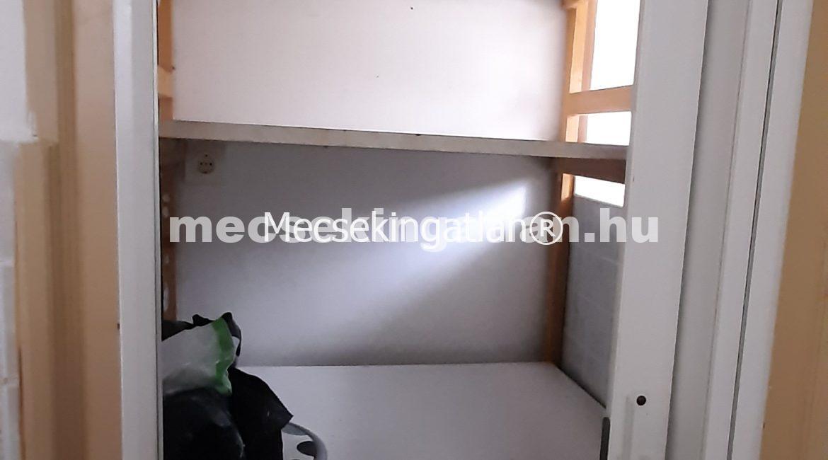 Pécsett a Szabadság utcában földszinti másfél szobás téglalakás kiadó!
