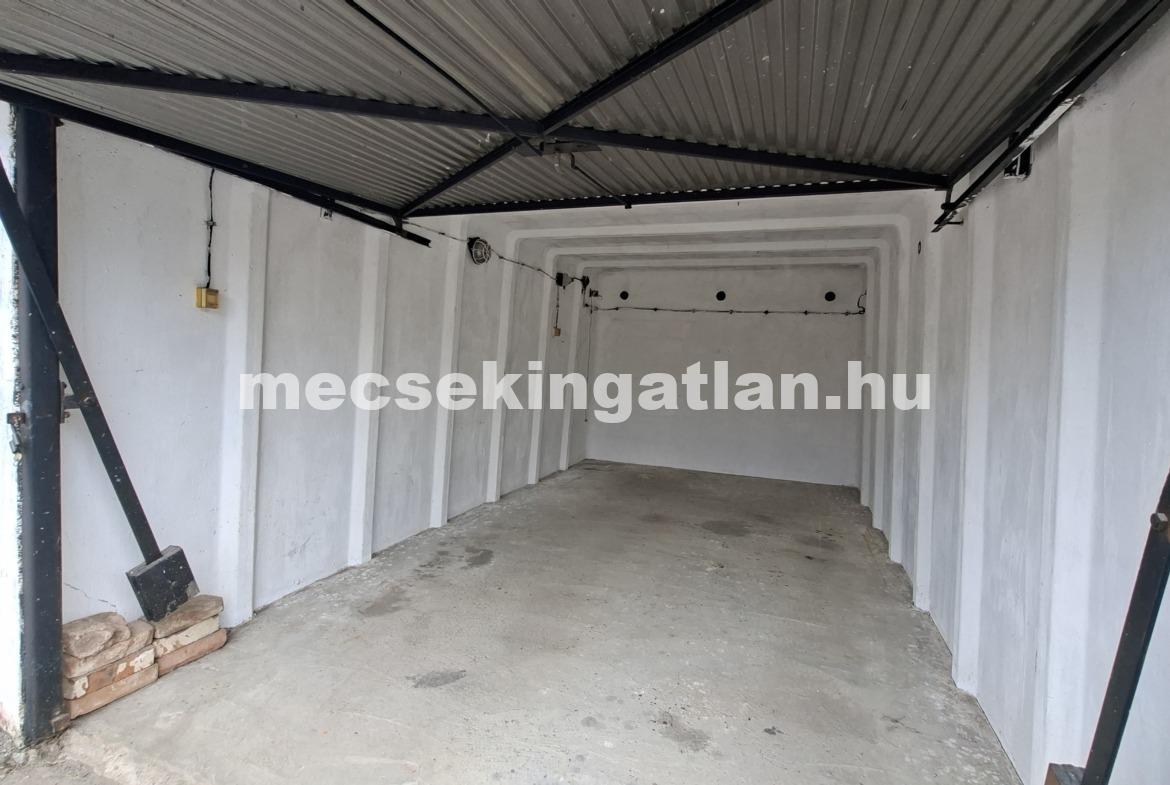 Pécs, Kertvárosban eladó a Melinda utcai garázssoron zárt garázs