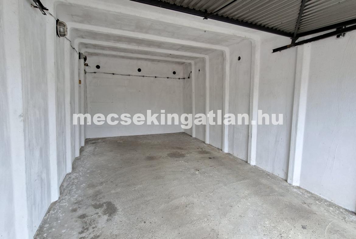 Pécs, Kertvárosban eladó a Melinda utcai garázssoron zárt garázs