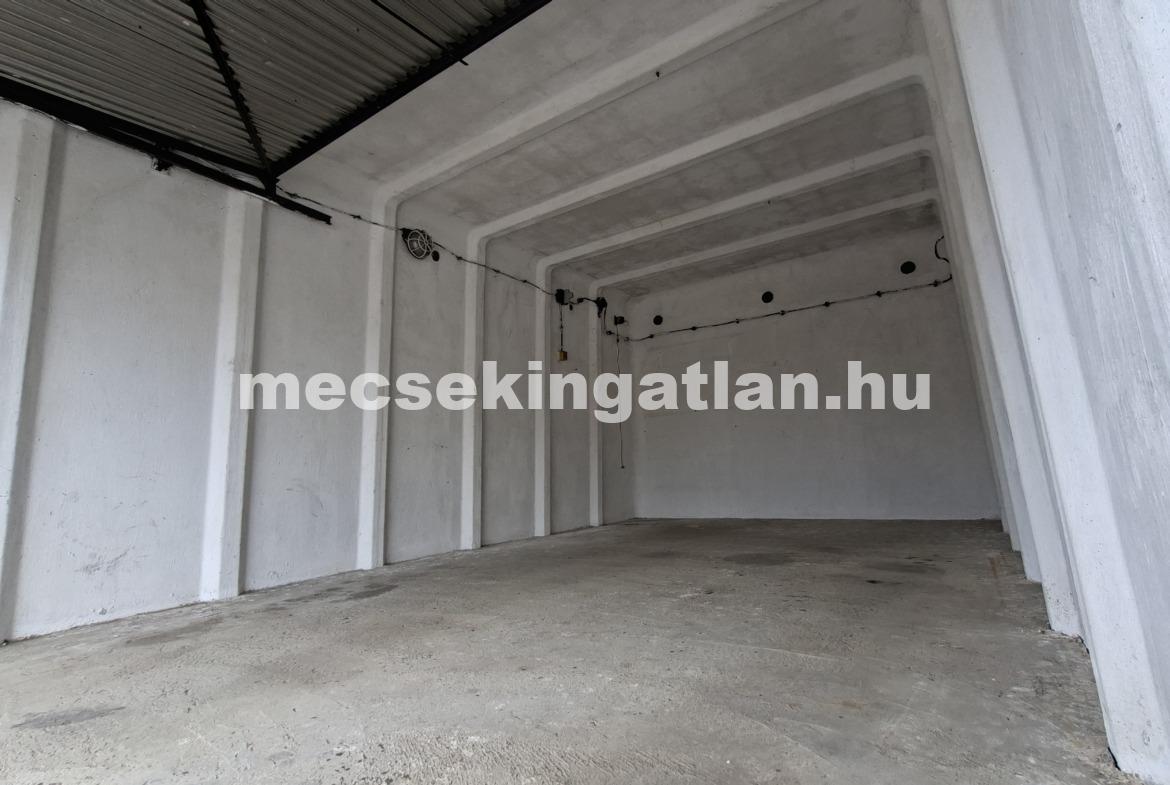 Pécs, Kertvárosban eladó a Melinda utcai garázssoron zárt garázs