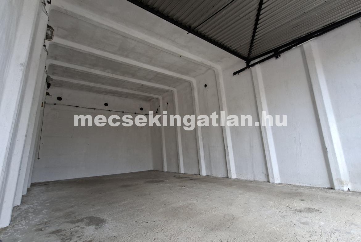 Pécs, Kertvárosban eladó a Melinda utcai garázssoron zárt garázs